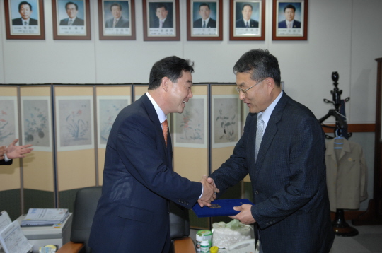 강릉시의회 입법.법률고문 위촉장 수여(2008.7.1) 대표이미지