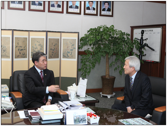 신임 허병주 강원도 교원연수원장 접견(2013.03.05) 대표이미지