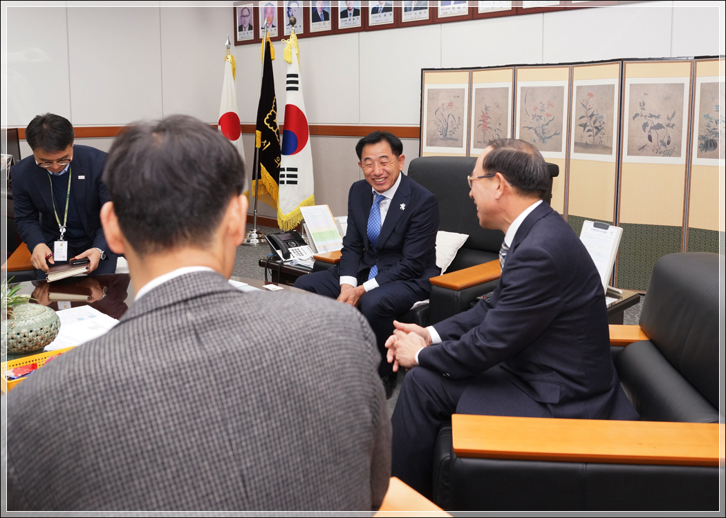 김병로 신임 동해지방해양경찰청장 접견(2017.11.15.) 대표이미지