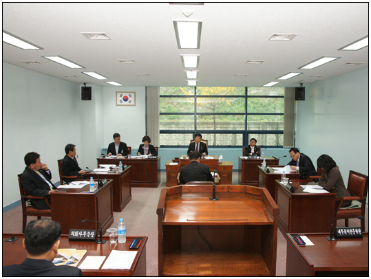 제218회 강릉시의회 임시회 폐회중 운영위원회(2011.10.21) 대표이미지