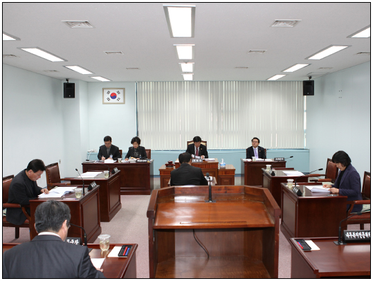 제221회 강릉시의회 임시회 폐회중 제1차 운영위원회(2012.02.29) 대표이미지
