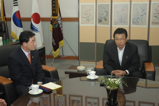 김진선 강원도지사 강릉시의회 방문(2007.8.29) 대표이미지