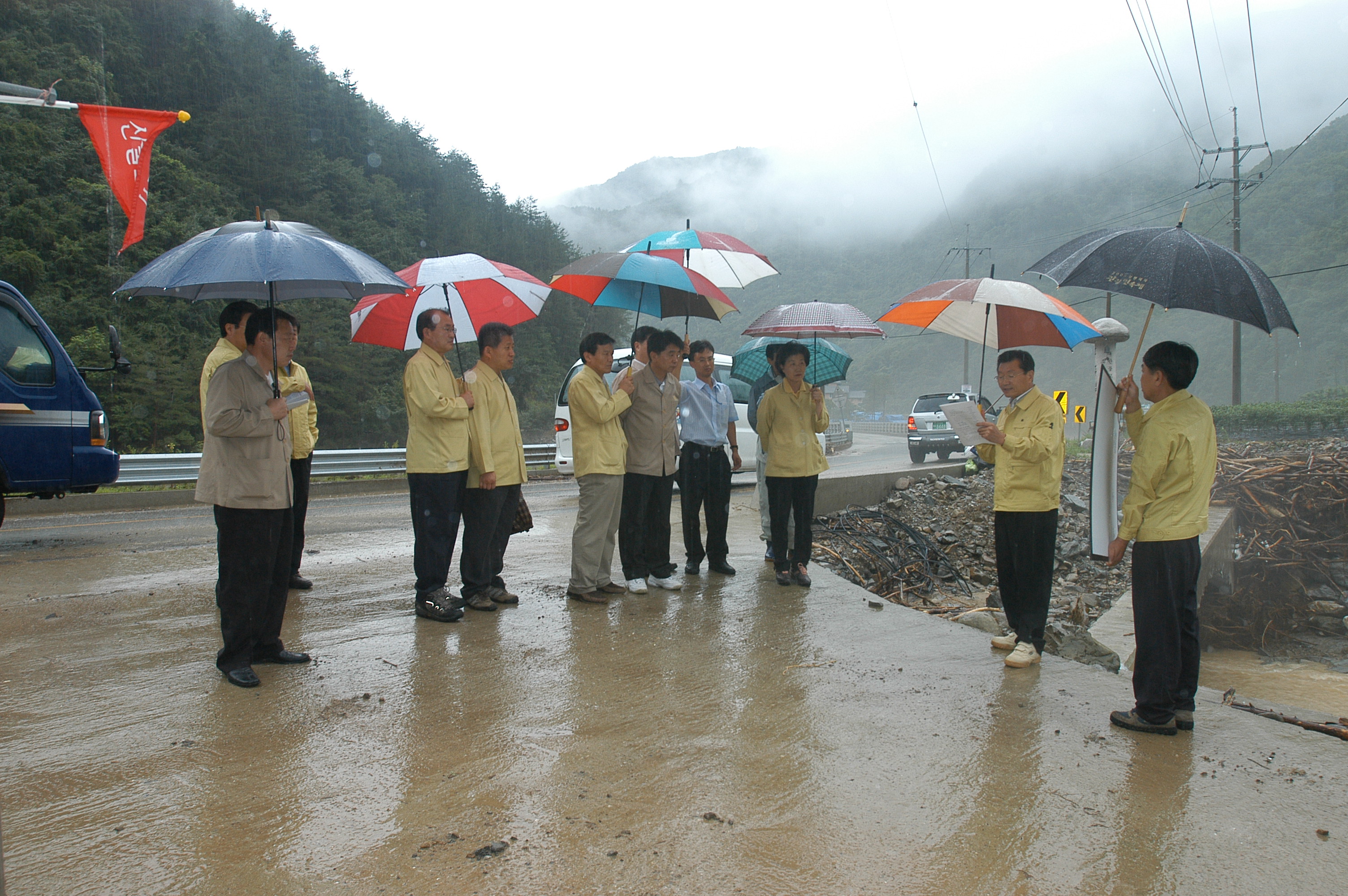 산업건설위원회 왕산 수해지역 현장 확인(2006.7.28) 이미지(1)