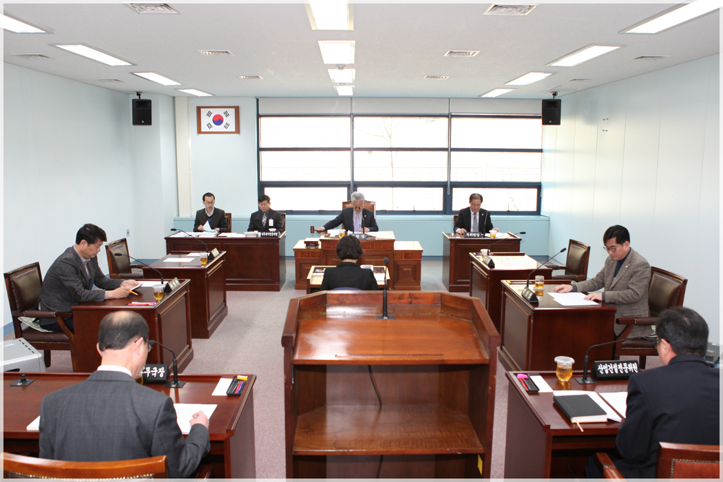 제243회 강릉시의회 임시회 폐회중 제1차 의회운영위원회(2015.03.16) 대표이미지