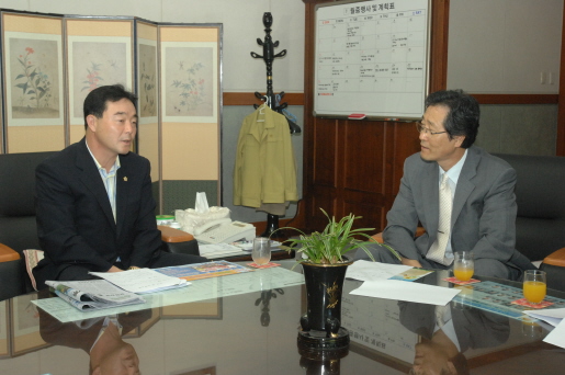 소강배우승 주문진정보공고 테니스부 의장 방문(2007.8.24) 대표이미지