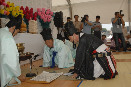 강릉시의회 의장 강릉단오 조전제  초헌관(2007.6.21) 대표이미지