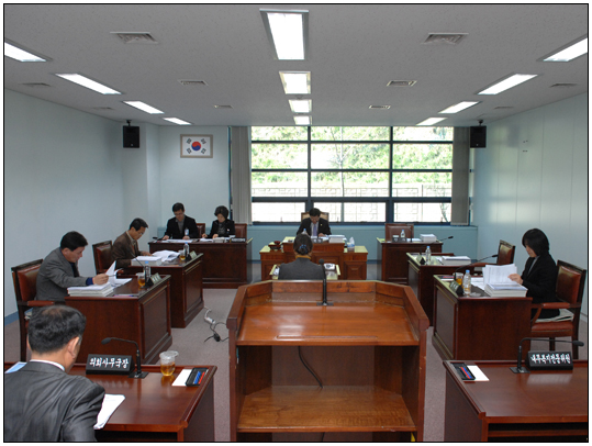 제219회 강릉시의회 임시회 폐회중 제1차 운영위원회(2011.11.21) 대표이미지