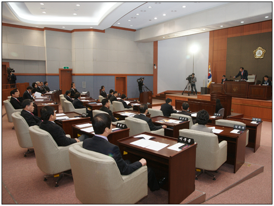 제215회 강릉시의회 임시회 제2차 본회의(2011.04.12) 대표이미지