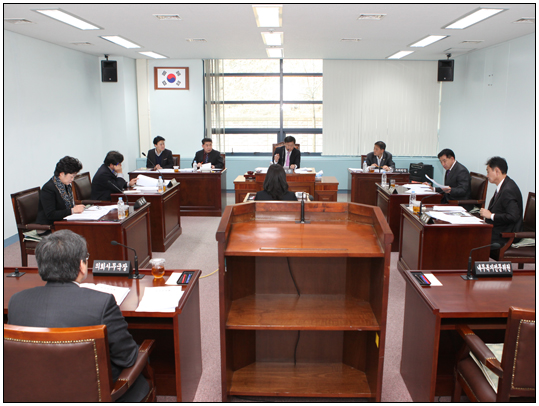 제228회 강릉시의회 임시회 폐회중 제1차 운영위원회(2013.03.07) 대표이미지