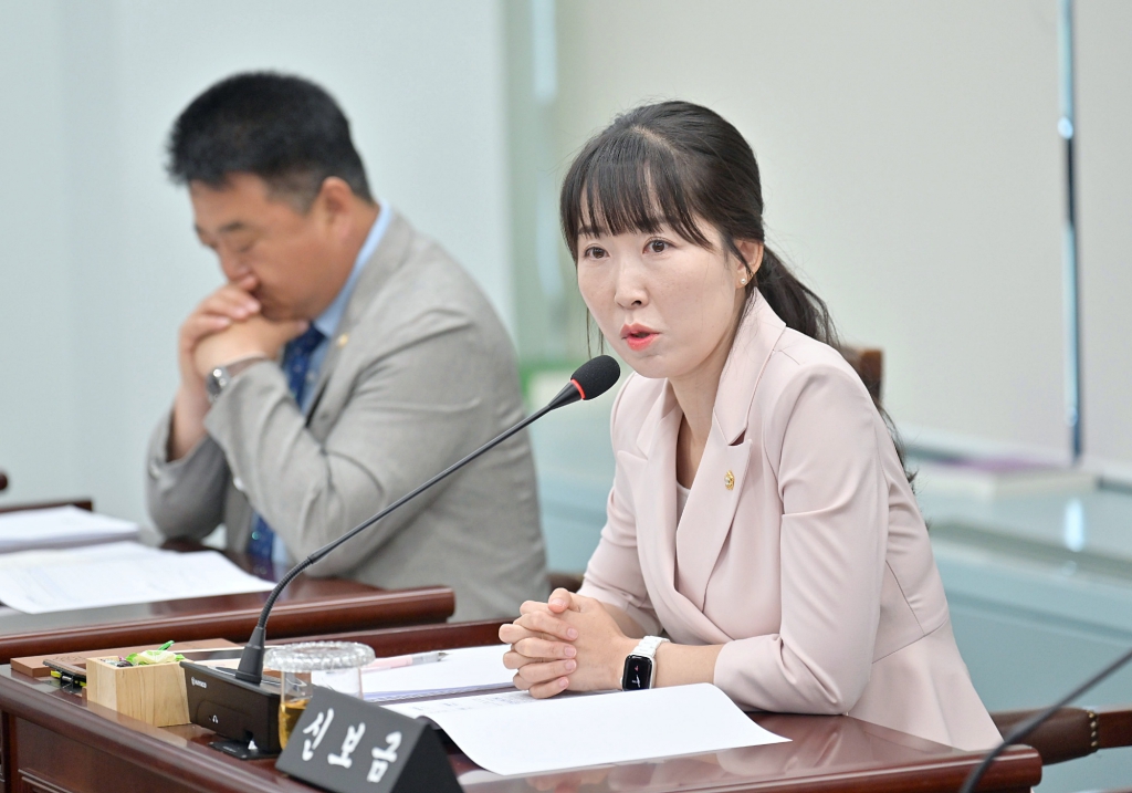 6월10일 제323회 강릉시의회 정례회 제1차 의회운영위원회 이미지(9)
