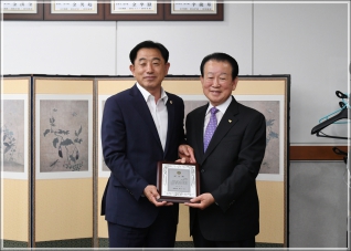 (2018.06.27.) 최돈설 강릉문화원장님 접견 대표이미지