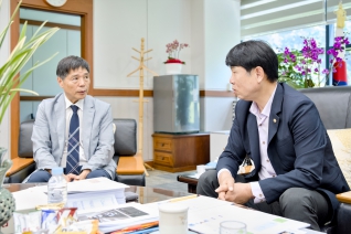 7월15일 접견(강릉농수산물도매시장 원의식 대표이사) 대표이미지