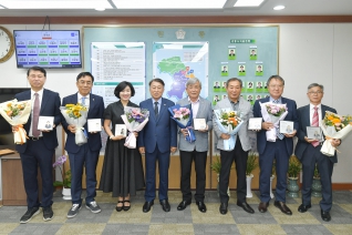 8월5일 전반기 의장단 및 상임위원장 공로패 전달 대표이미지