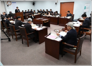 (2018.12.03.) 제272회 강릉시의회 제2차 정례회 행정위원회 -2019년도 당초예산안 대표이미지