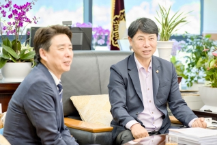 7월15일 접견(강릉세무서 김종민 서장) 대표이미지