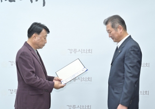 11월20일 중앙동 주민자치회 회장 행안부 장관 표창장 전수식 대표이미지