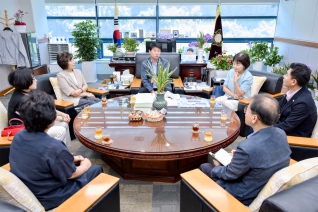 7월30일 접견(강릉시여성단체협의회 최순규 회장 외 5명) 대표이미지