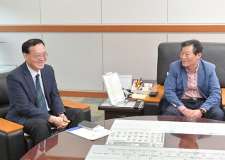 6월26일 의회사무국장 김진대 공로패 전달식 대표이미지
