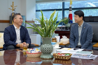 9월7일 접견(강릉시 골프협회 정현철 회장) 대표이미지
