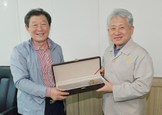 제11대 전반기 의장단 감사패 전달 대표이미지