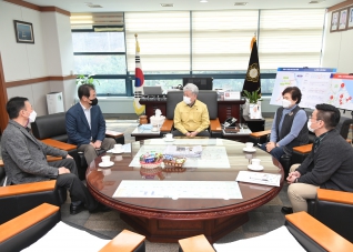 3월24일 신임 강릉지속발전가능협의회 임원 접견 대표이미지